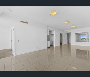 MODERN THREE BEDROOM APARTMENT WITH STUNNING VIEWS! - Photo 2