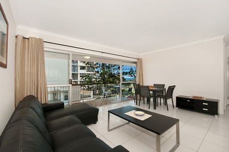 Stylish 2-Bedroom Unit in Prime Broadbeach Location - Photo 3