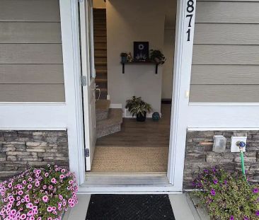 Corner Townhouse in CRANSTON — 3 Bedrooms+ Den Townhouse - Photo 1