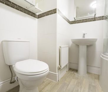 2 Bed Flat - Photo 5