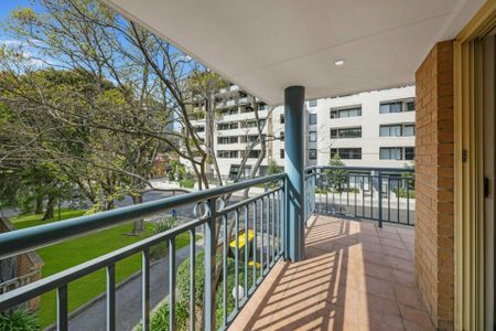 Furnished - Beautifully Renovated Split Level 2 Bedroom Apartment! - Photo 4