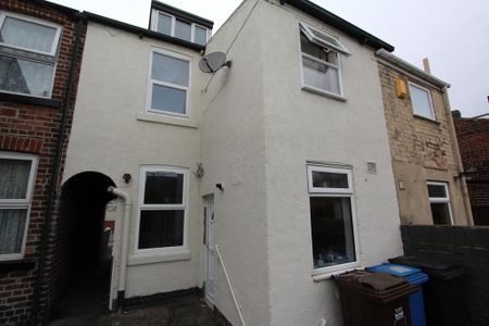 1 bedroom in a house share to rent - Photo 4