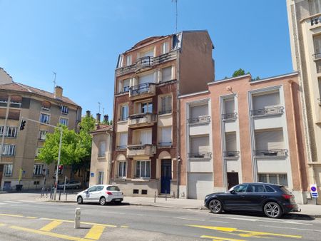 NANCY / QUARTIER CLEMENCEAU : BEL ET SPACIEUX APPARTEMENT 2 PIECES DE CARACTÈRE - Photo 2