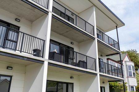 Looking for a warm, stylish apartment just steps from campus? - Photo 4