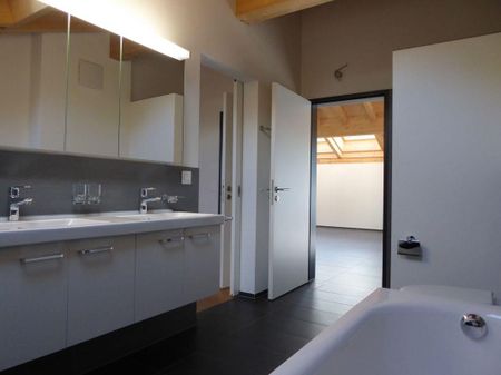 moderne 4 1/2-Zimmer-Dachwohnung mit Holzofen und Balkon - Foto 5