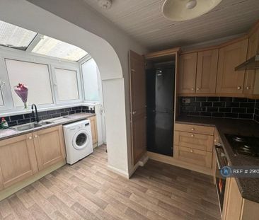 4 bedroom semi-detached house to rent - Photo 4