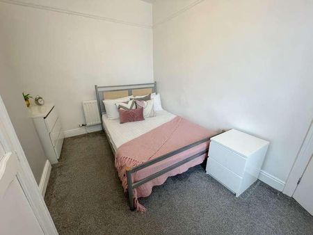 Ingrow Road, L6 - Photo 2