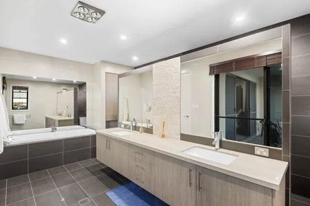 Helensvale - Photo 3