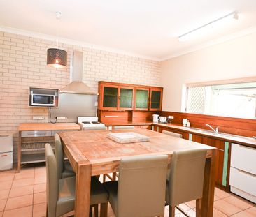 Air conditioned Room in Very Large Residence - Photo 4