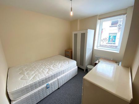 3 bedroom flat to rent - Photo 2