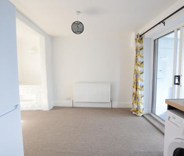 2 bedroom end of terrace house to rent - Photo 2