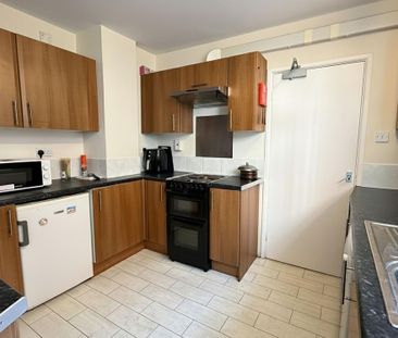1 bedroom in a house share to rent - Photo 2