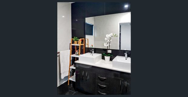 Modern 4-Bedroom Home with Multiple Living Spaces - in Prime Location - Photo 1