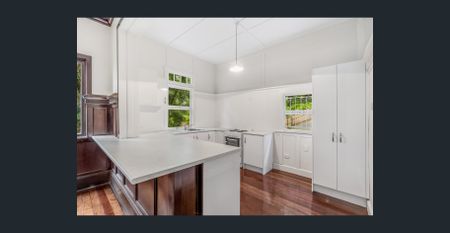 OLDE WORLDE CHARM IN HIGHGATE HILL - Photo 4