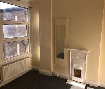 4 bedroom flat to rent - Photo 1