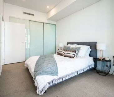 Contemporary Living with Captivating Water Views - Photo 6