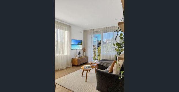 Village hotspot, walk to Balmoral with fabulous views - Photo 1