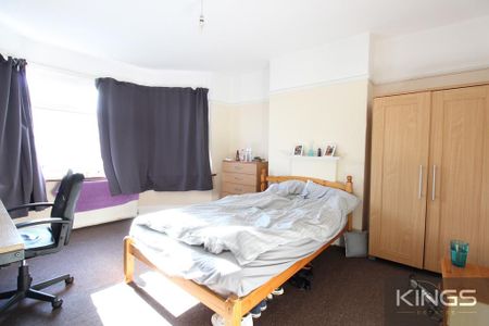 6 bedroom semi-detached house to rent - Photo 2