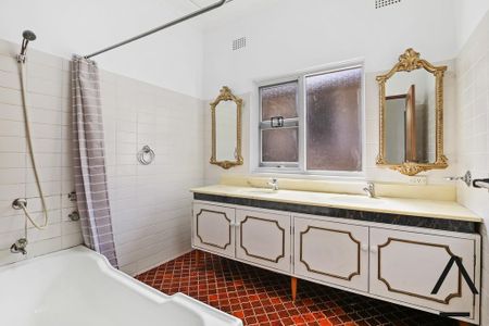 Large Multi-level Family Home in Stunning Chiswick Location with Water Views - Photo 5