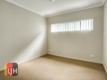2 BEDROOM UNIT IN PARKSIDE LOCATION WITH COURTYARD ! - Photo 3