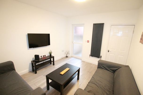 6 Bed Terraced House, Grange Avenue, RG6 - Photo 1