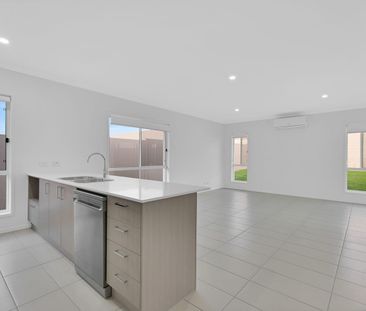 Lux 4 bedroom home with upgraded inclusions! - Photo 6