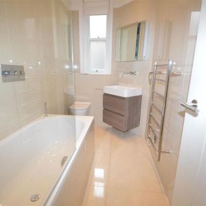 4 bedroom house to rent - Photo 3