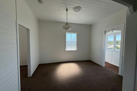 NEAT AND WELL PRESENTED 3 BEDROOM QUEENSLANDER - Photo 2