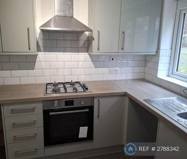 3 bedroom end of terrace house to rent - Photo 2