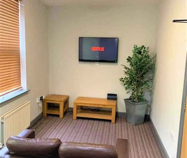 Deluxe Bedroom - Photo 5