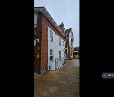 1 bedroom in a flat share to rent - Photo 5