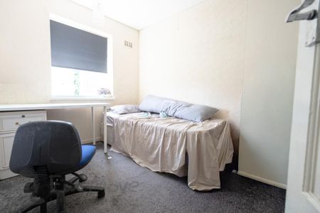 4 bedroom semi-detached house to rent - Photo 3