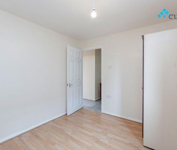 3 bedroom flat to rent - Photo 4