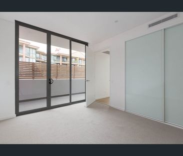 Sophisticated Top-Floor Living Near Darling Harbour - Photo 1