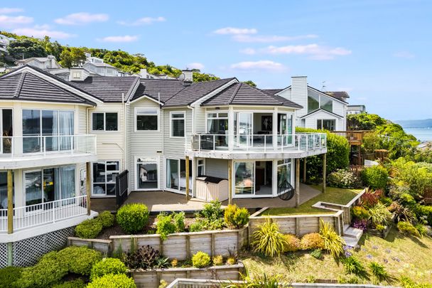 Contemporary Haven with Panoramic Water and City Skyline Views. - Photo 1