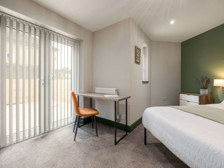 OX Living is proud to present this high-quality 3-bedroom co-living property, perfect for working professionals looking for stylish, stress-free living. Room 2 - Photo 3