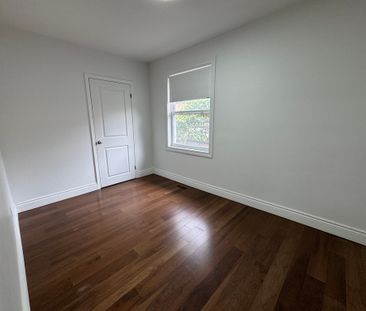 STUNNING 3 Bedroom Main Floor Unit in Oakville - Photo 3