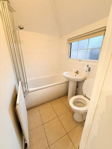 Kings Road, Fleet, GU51 3AB - Photo 5