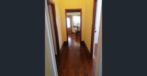 Old World charm 1920's 3 double bedroom house 5 minutes Perth City CBD large block - Photo 1