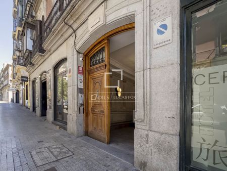 Excellent 2 Bedroom penthouse for rent in Cortes / Huertas, Madrid - Photo 3
