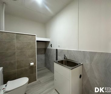 REAR Renovated Ultra-Modern 2 Bedrooms Home in Braybrook Location. - Photo 6