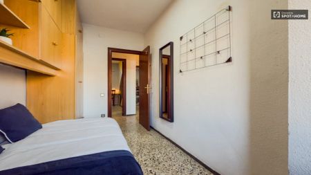 Room in a shared 5-bedroom apartment for rent in el Besòs i el Maresme, perfect for professionals and students - Photo 5