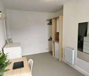 Large Modern Bedroom- ALL BILLS INCLUDED, FAST WIFI - Photo 3