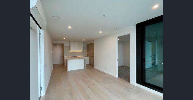 Luxurious 2 beds 2 baths + 1 storage room apartment above the GLEN shopping mall - Photo 1