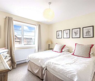 Beautifully presented four bedroom family home. - Photo 5