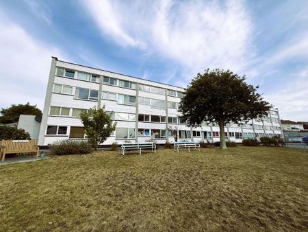 3 bedroom flat to rent - Photo 3