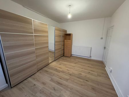 4 Bed Semi-Detached House, Woodmansterne Road, SW16 - Photo 3