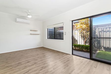 Ideal Location - Premium Lifestyle - Modern 2 Bedroom Townhouse &excl; - Photo 5