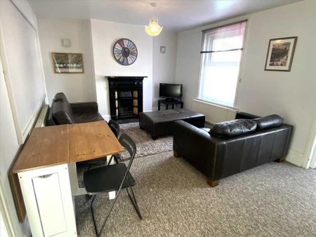 4 bedroom detached house to rent - Photo 2