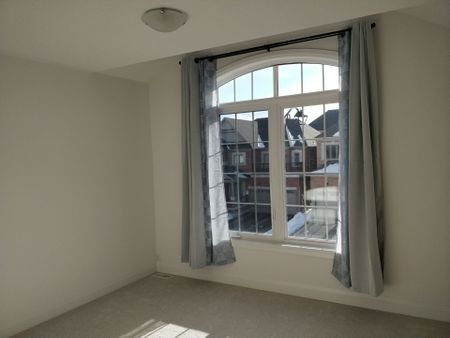 For Lease - 8 Red Rose Lane, East Gwillimbury, Ontario - Photo 4